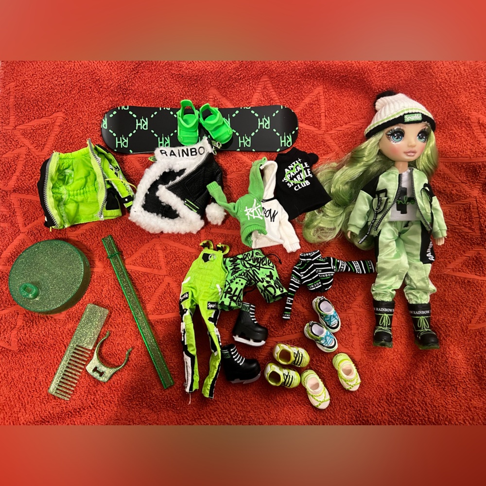Jade Rainbow High Doll with additional accessories - Winter Break accessories